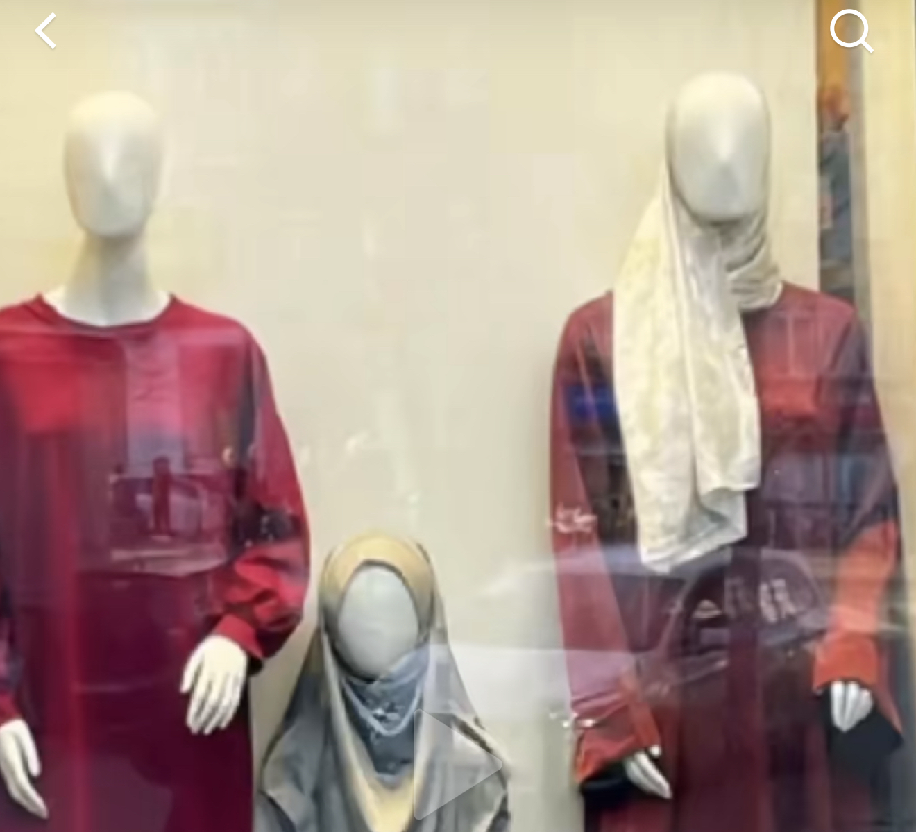 Bambini col velo in vetrina: si può chiamare indottrinamento?